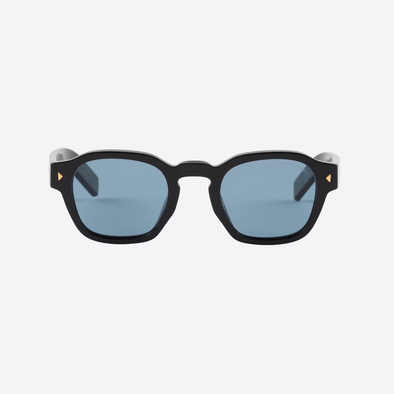Sunglasses with the iconic metal plaque – Black angle
